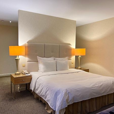 Renaissance Atyrau Hotel Extérieur photo