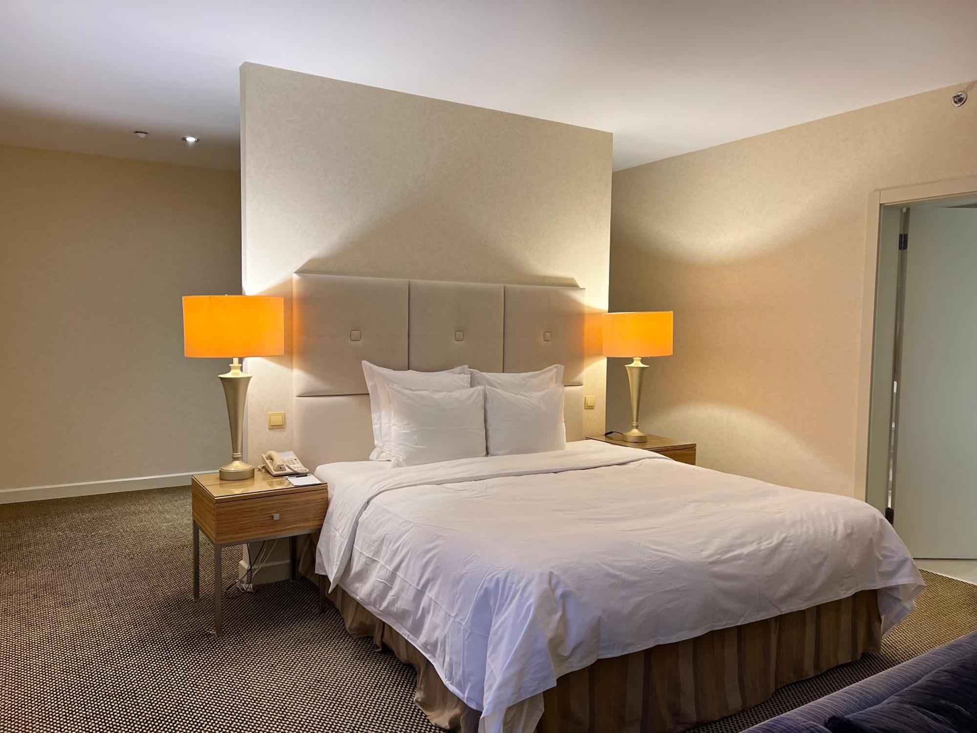 Renaissance Atyrau Hotel Extérieur photo