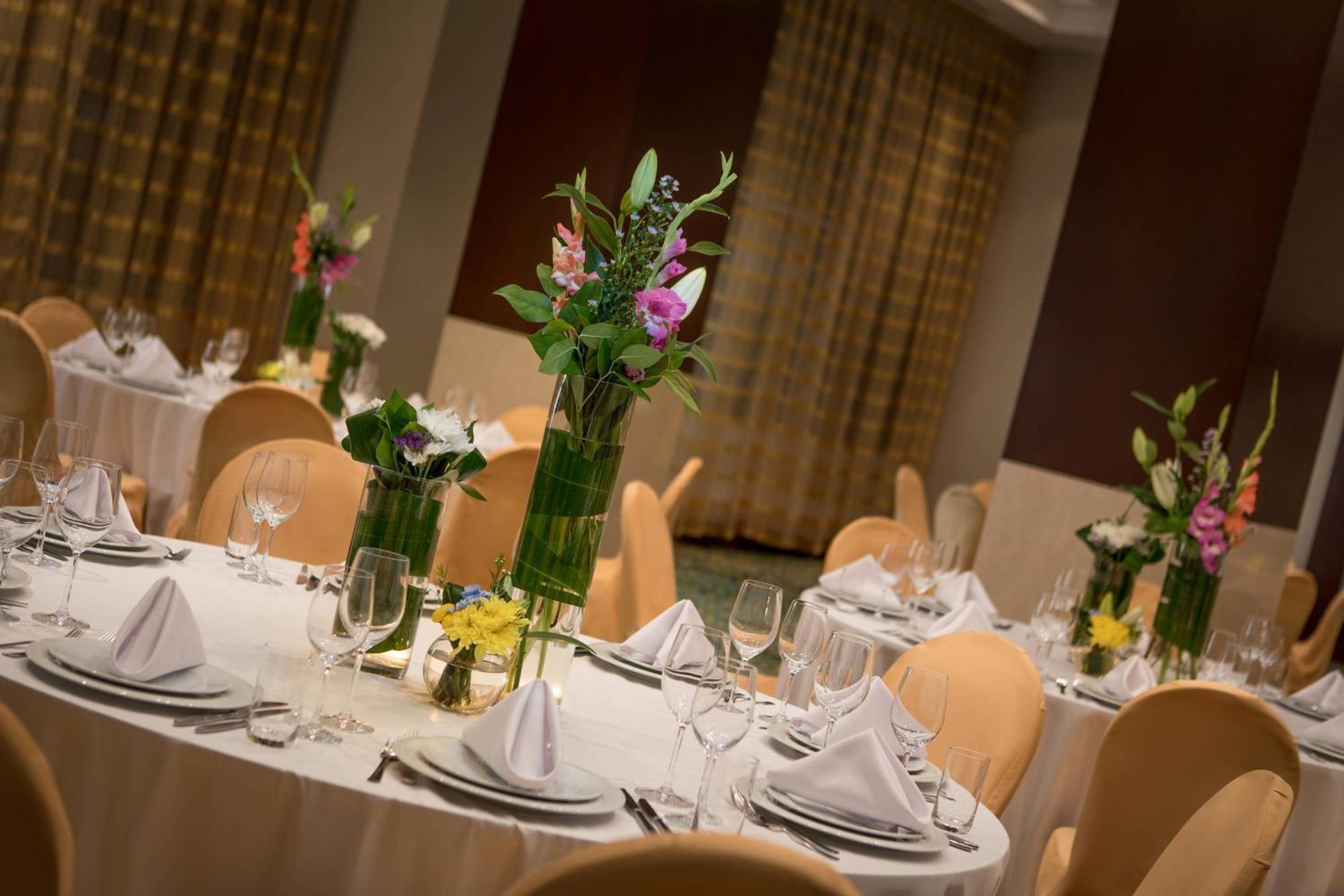 Renaissance Atyrau Hotel Extérieur photo
