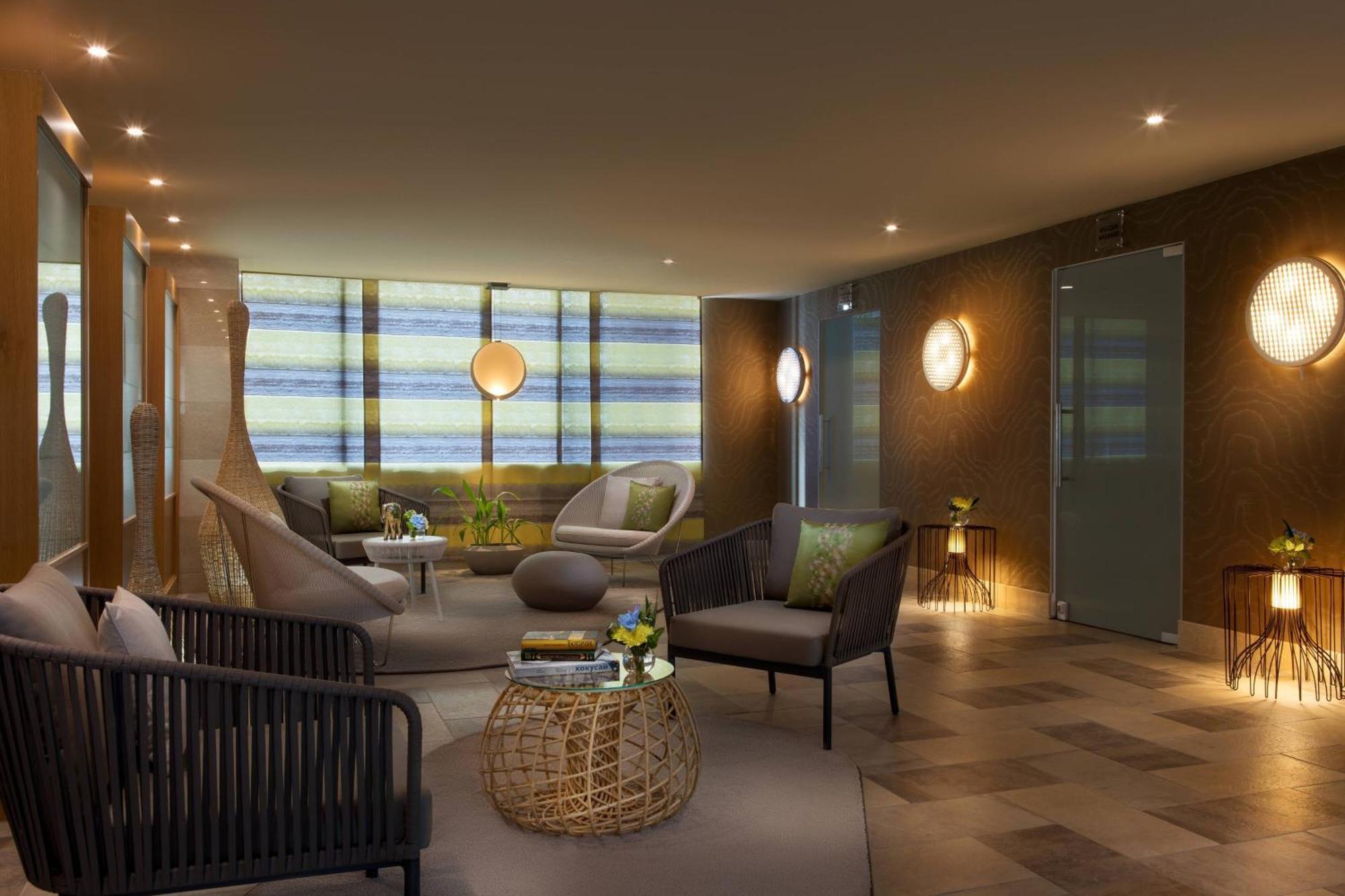 Renaissance Atyrau Hotel Extérieur photo