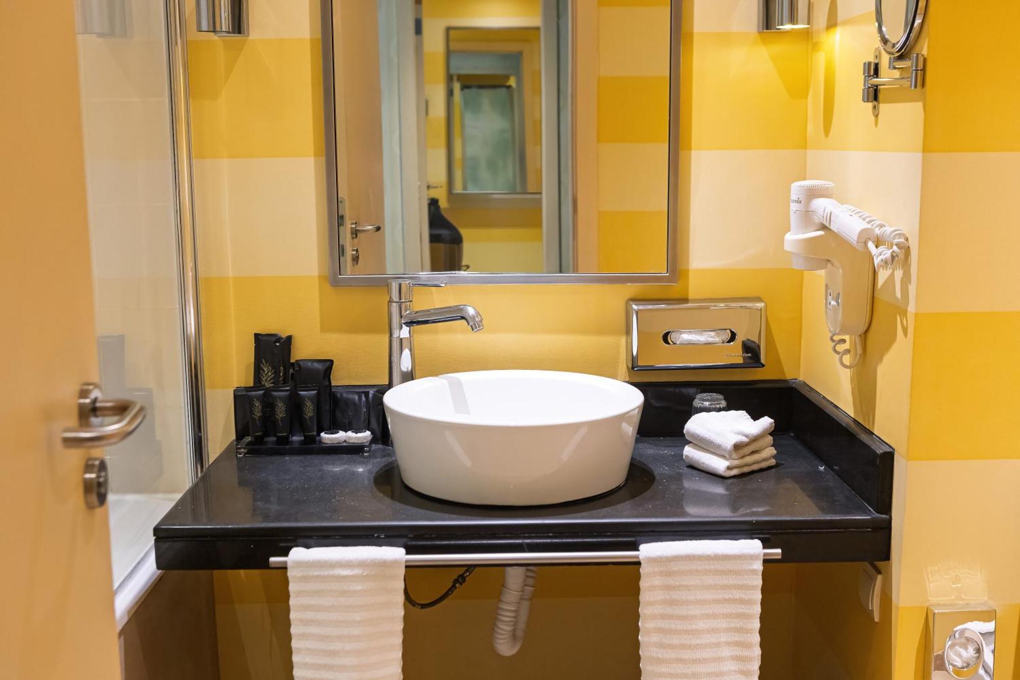 Renaissance Atyrau Hotel Extérieur photo